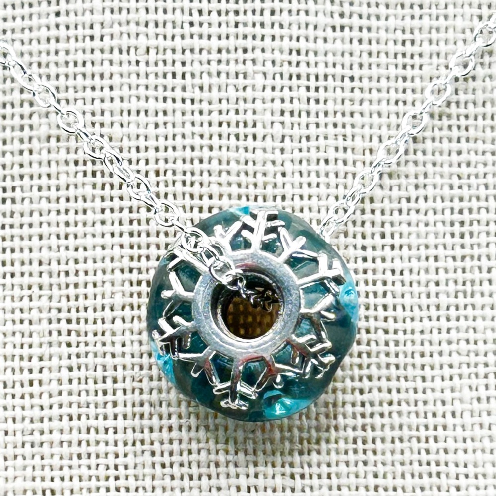 NWOT Sterling silver blue múrano glass snow flake charm pendant necklace 18”